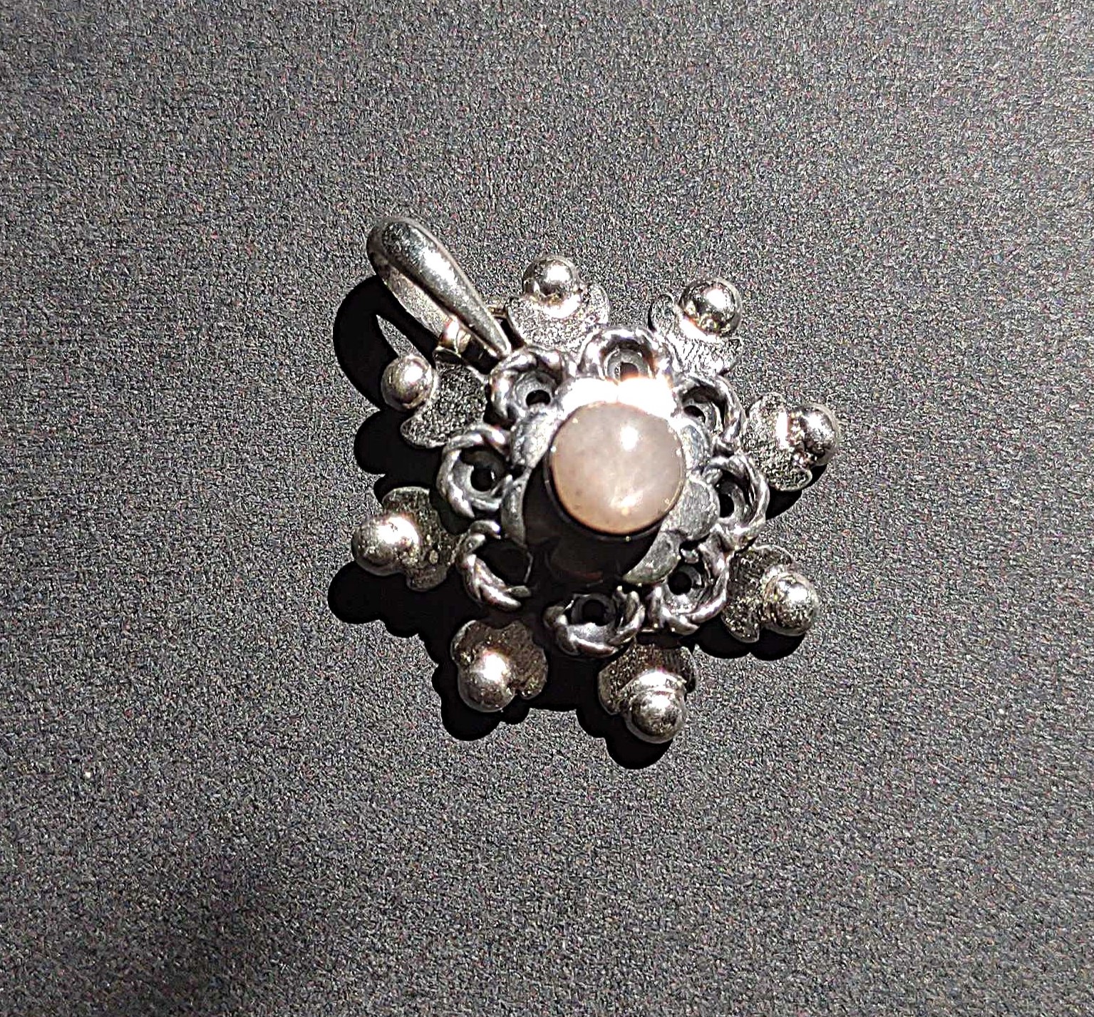 Silver pendant with peach moonstone