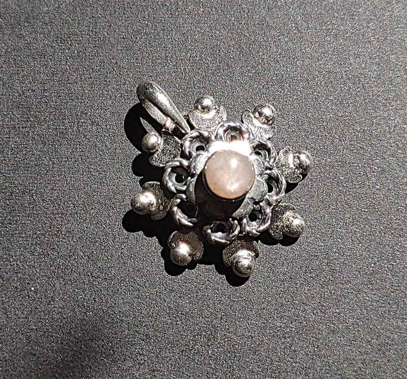 Silver pendant with peach moonstone